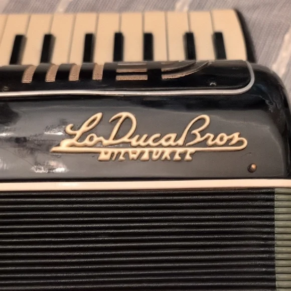 Black and White Portable Audio Device - Picture 4 of 7